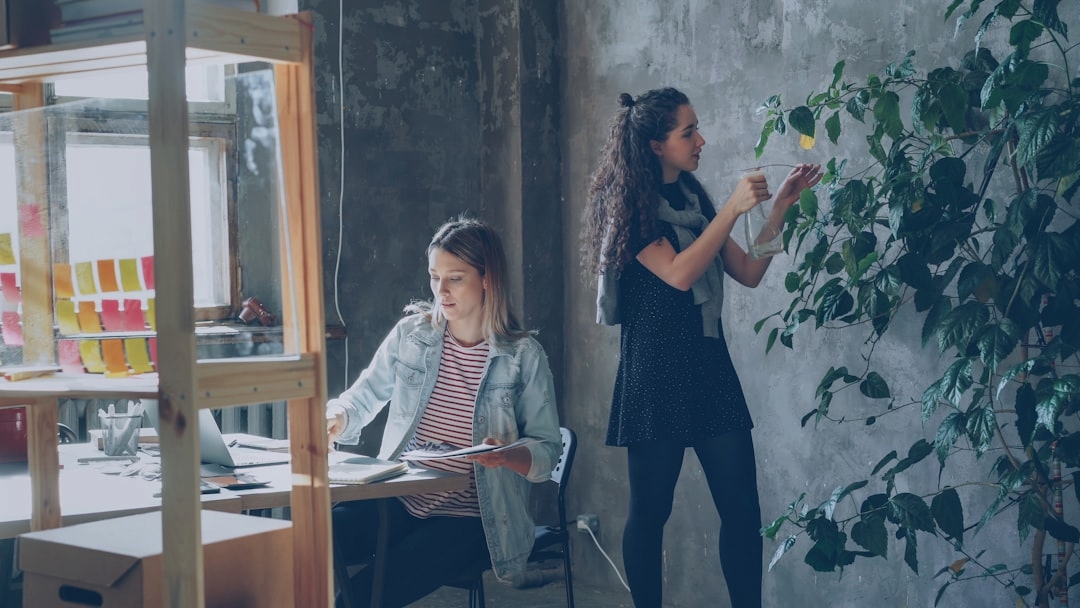 Команда агентства недвижимости за работой