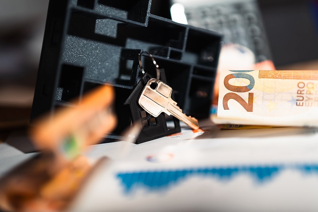 Документы по недвижимости на столе